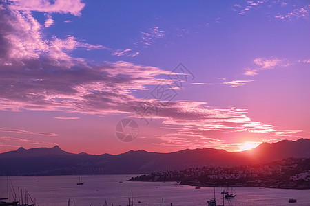 日落时地中海的海景和山脉 暑假旅行和度假胜地 海岸线 水图片