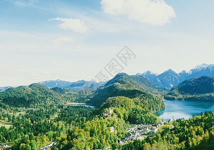 欧洲阿尔卑斯山的美丽自然 春季高山 湖泊和村庄的景观 旅游和目的地 场景 奥地利图片