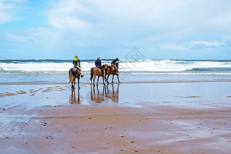 在葡萄牙阿尔加夫的卡拉帕泰拉海滩骑马 海岸线图片