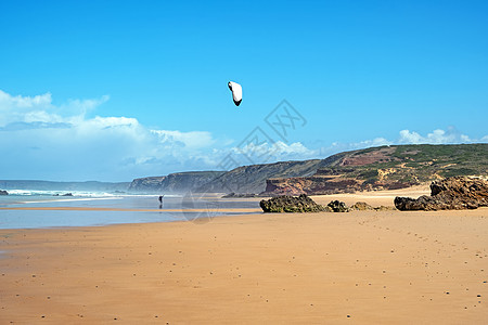 在葡萄牙Carapateira海滩上冲浪图片