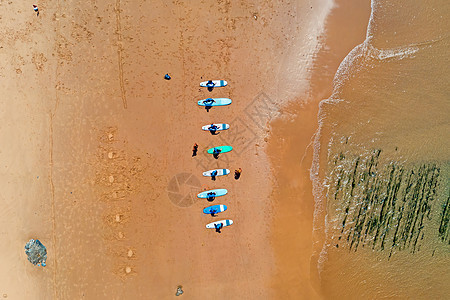 冲浪者在普拉亚瓦 Praia Va 接受冲浪者课程的空中最高镜头 海滩图片