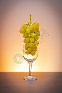 葡萄酒杯概念中的葡萄 概念上的 酒精 红酒杯 酒厂背景图片