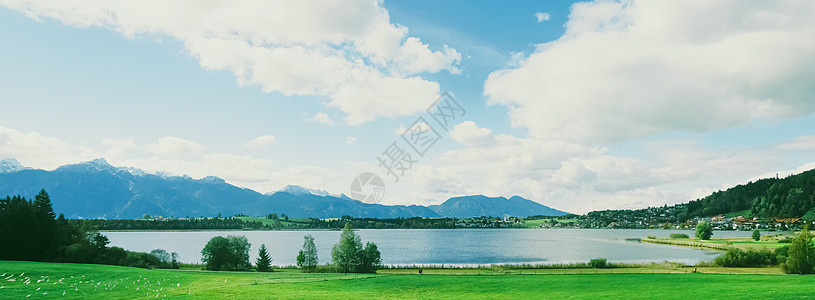 欧洲阿尔卑斯山的美丽自然 春季高山 湖泊和村庄的景观 旅游和目的地 天空 国家图片