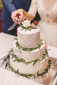结婚情侣快乐 刻着美味的蛋糕 假期 食物 马夫图片