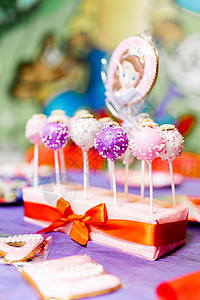 儿童生日派对上的糖果棒 盛装餐桌 给客人送多彩的蛋糕 庆典 桌子图片