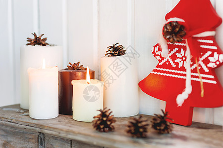 圣诞节和新年背景 有蜡烛 松果和r 白色的 树图片