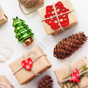 圣诞和新年背景 包着手工制作的礼物 假期 红色的图片