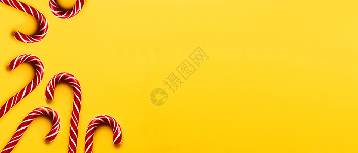 黄色背景的圣诞糖果锥壳 色彩多彩 白色的 传统的背景图片