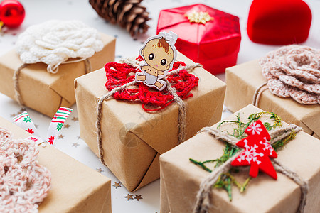圣诞和新年背景 配有礼物和装饰品 礼品包装在儿童手工艺纸质智能符号中 给孩子的 星星 钩针图片