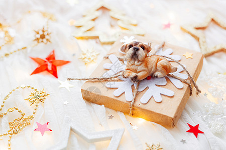 圣诞节和新年假期背景与装饰品和灯泡 工艺礼品盒 上面印有小狗造型 2018 年的象征 五彩纸屑 喜悦背景图片