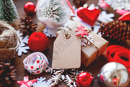 圣诞节和新年背景与礼物 丝带 球和不同的装饰品在木背景 与玩具杉树和清晰的标签为您的文本的礼物 小样 冷杉图片