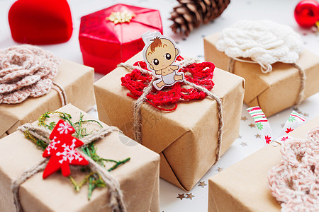 圣诞季圣诞和新年背景 配有礼物和装饰品 礼品包装在儿童手工艺纸质智能符号中 给孩子的 五彩纸屑 假期背景