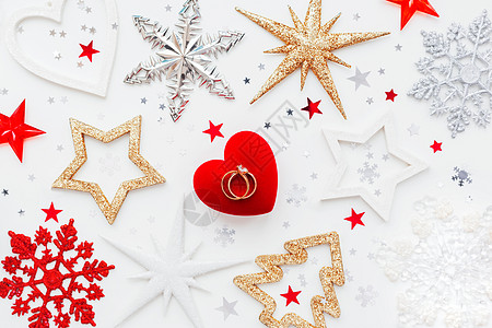 圣诞和新年节日背景 装饰品和结婚戒指贴在礼物心箱上 顶层景色平坦 婚姻 庆典图片