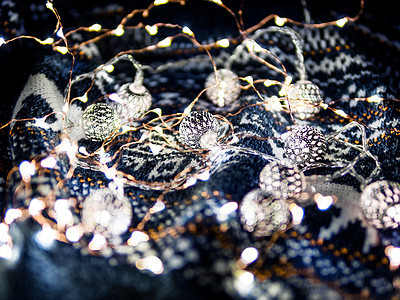 带灯泡的圣诞和新年编织式毛衣 舒适的冬季假日装饰品 针织的 庆典图片