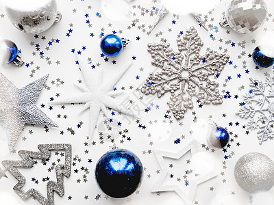 圣诞节和新年背景 装饰 闪亮的星星 球 雪花 彩蛋和灯泡 冬天 庆典背景图片