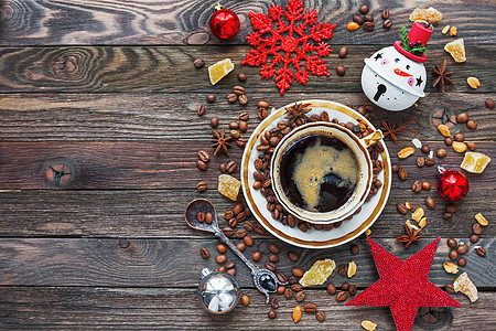 含咖啡杯和新年装饰品的精细木质背景 白色旧餐具和勺子 姜汁和香肠的圣诞饮料 顶端视图 文字位置 八角图片