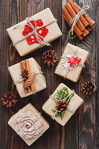 带有手工装饰的圣诞礼物 - 钩针编织的花朵和雪花 松果 香草豆荚 包装礼物的 DIY 装饰品图片