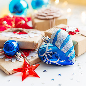圣诞节和新年背景 带礼物和装饰品 星星 蓝色的背景图片