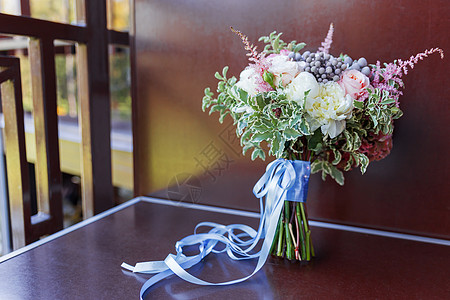 带玫瑰 布伦尼亚和阿斯提贝花的新娘花束 传统的婚礼附属品 树叶 宏观图片