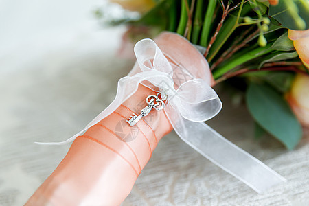 婚礼花束细节 新娘的传统象征性从属品 小钥匙很破碎图片