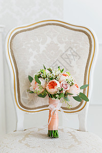 婚礼花束放在椅子上 新娘的传统象征性附属品 花朵和玫瑰的配饰 婚姻 柔和的图片