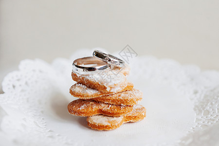 金婚戒指和钻石 躺在一堆甜饼干上 象征着爱与婚姻的象征 配饰 闪闪发光图片