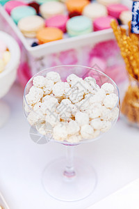 婚礼仪式上的糖果 给宴会嘉宾们装饰餐桌和甜点 桌子 面包店图片