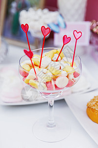 婚礼仪式上的糖果 给宴会嘉宾们装饰餐桌和甜点 糕点店 马克杯图片