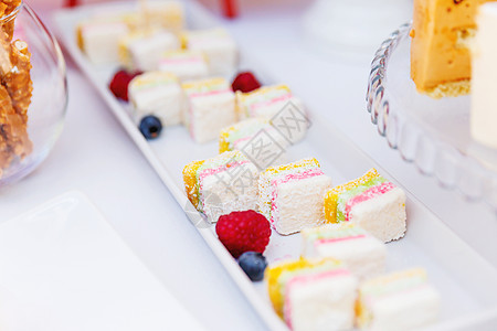 婚礼仪式上的糖果 给宴会嘉宾们装饰餐桌和甜点 陶器 果酱图片