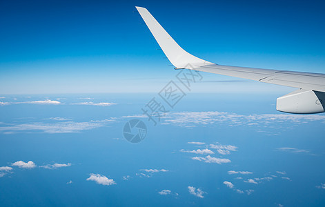 空中飞机在蓝天飞行 飞向白云上空 天气 天堂图片