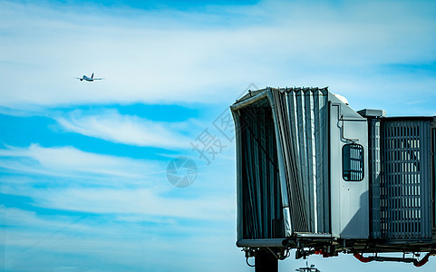 商业航空公司在机场起飞后搭乘喷气机桥图片