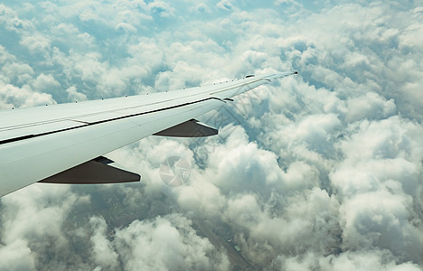 空中飞机在蓝天飞行 飞向白云上空 天际线 旅游图片