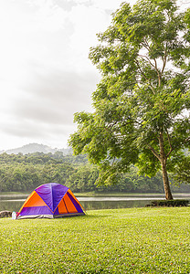 在湖边的圆顶帐篷露营 自由 旅行 冒险 森林 营地图片