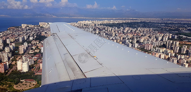 飞机飞越城市上空图片