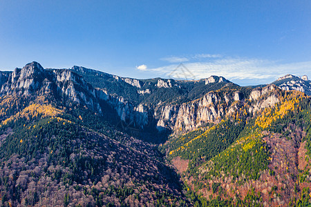 秋天岩石山的空中景象图片