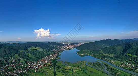 绿色山谷和皮亚特拉尼阿姆特市的空中夏季风景图片