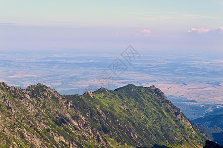 夏季落岩山脉地貌图片