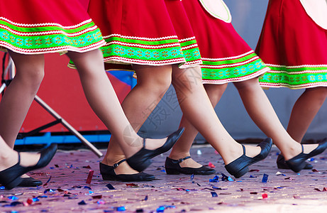穿着传统服装的俄罗斯女孩在舞台上跳舞 戏服图片