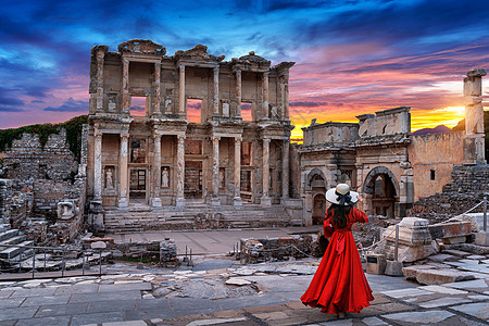 女性站在土耳其伊兹密尔埃弗苏斯古城的塞尔索斯图书馆 旅游 历史图片