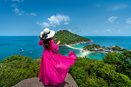 站在泰国苏拉特萨尼草涛岛附近的高南吉昂岛的美少女 站立在视线上 旅行 南园岛图片
