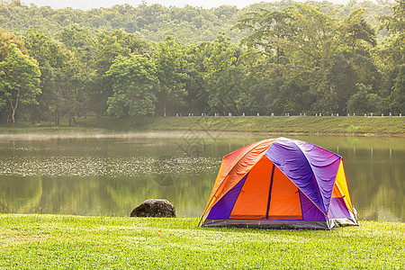 在湖边的圆顶帐篷露营 公园 爱好 草地 荒野 假期图片