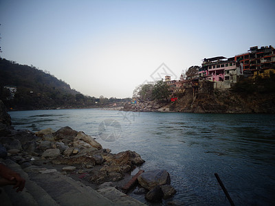 印度Rishikesh河江河岸清洁水流图片