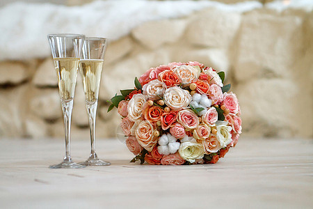 新娘花束和两杯香槟酒图片
