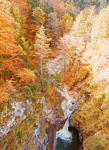 欧洲阿尔卑斯山的美丽性质 秋季高山 湖泊和村庄的风景 旅行和旅游目的地等 秋天 蒂罗尔图片