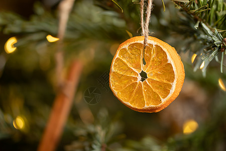 零浪费圣诞概念 用天然材料制成的装饰品装饰的圣诞树 — 一片干橙和肉桂棒close-u图片