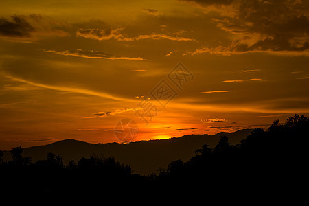 山地景色的狂暴日落 土地 植物群 季节 太阳 晚上 环境图片