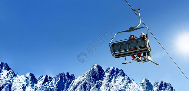 滑雪电梯坐滑雪机 奥地利 滑雪板 山区铁路 蓝色的 滑雪者 天气图片