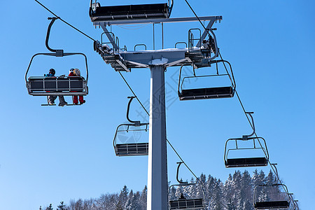 滑雪电梯坐滑雪机 行动 升降椅 高山 蓝色的 晴天图片