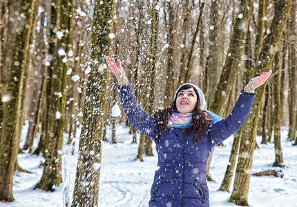 年轻美丽的女士在树林里玩雪的肖像画 时尚 乐趣图片