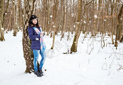 年轻女子在冬季公园散步时 雪花 美丽 雪 快乐图片